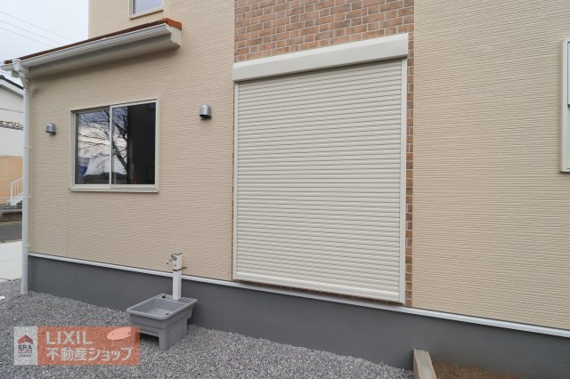 【防犯設備】現地完成写真。1階リビングには雨風の強い日にも役立つ防犯シャッターがついています。