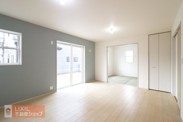 【リビング】現地完成写真。明るい日差しの入るリビングは家族団らんの場所♪