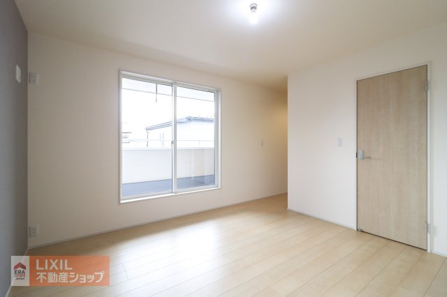 【洋室】現地完成写真。陽当たりや通風が心地よい洋室♪
