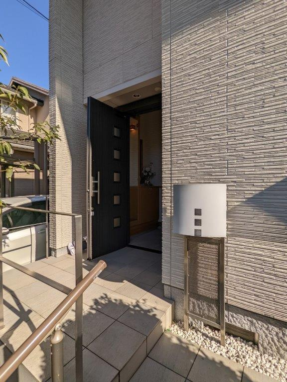 アプローチには手すりがついています