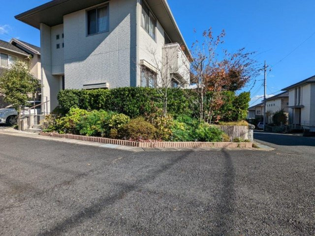 南西の角地　外構、植栽のバランスが整っていますね