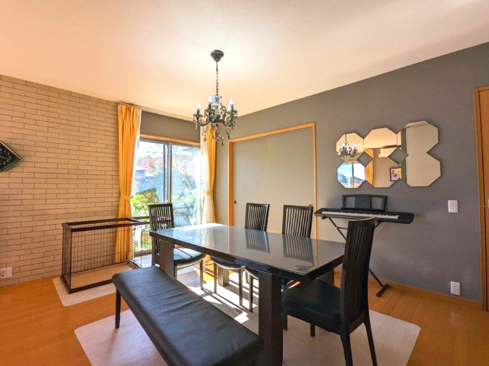 アクセントにライトグレーの壁紙