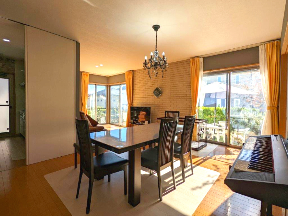 コーナーサッシと掃き出し窓で明るいリビング