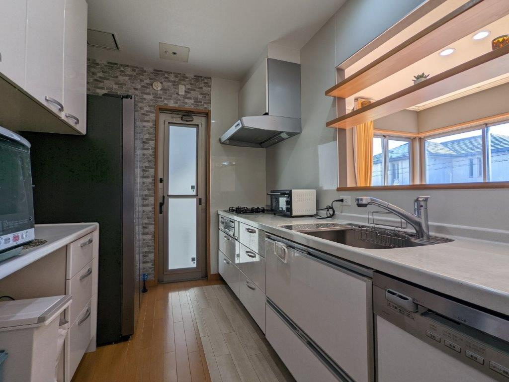 食器洗浄機とカップボードが付属しています