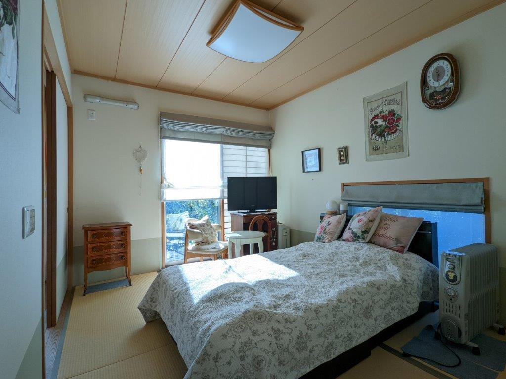 リビングにつながる和室　寝室としても利用できます