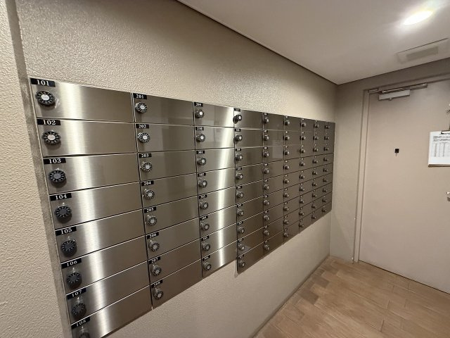 オートロックの内側から受け取れる郵便受け
