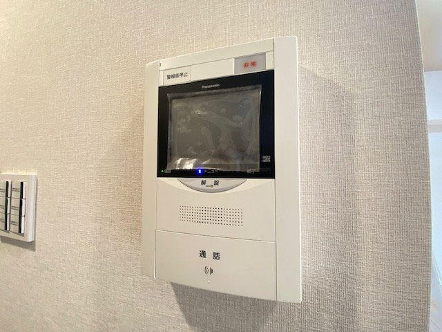テレビモニター付きなので急な来客時やお子様のお留守番にも安心な設備ですね。