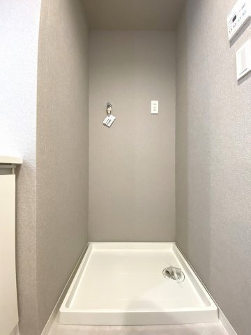 使い勝手に優れたランドリースペースです。洗濯機置場の周辺には洗剤や柔軟剤などの日用品を置けるスペースがあり、毎日の洗濯作業を効率的に行えます。家事動線にも配慮された快適な空間です。