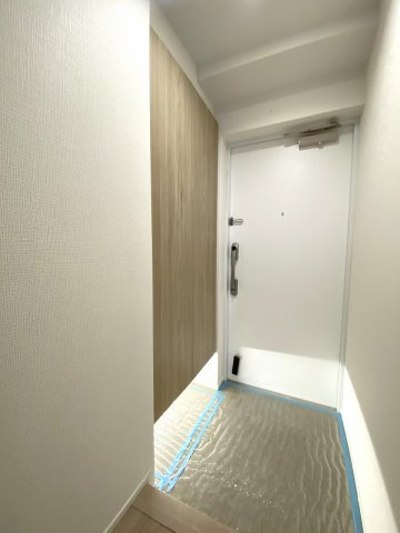 家の顔となる清潔感あふれる玄関スペースです。落ち着いた雰囲気が住まう人や訪れる人を優しく迎えます。シューズボックスを完備しており、靴類をすっきりと収納して綺麗な状態を保てます。