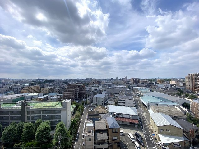 バルコニーからの心地よい眺望です。前方を遮る大きな建物がなく、開放感あふれる景色と青空を存分にお楽しみいただけます。四季の移ろいを感じながら穏やかな時間を過ごせる贅沢な環境です。