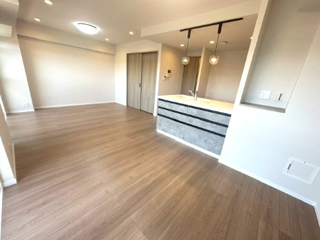 ダイニングテーブルやソファーなどの家具もしっかりと配置可能！開放的な眺望を楽しみながら家族でゆったりと過ごせる空間です。