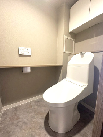 温水洗浄便座付のトイレで、冬の寒い時期でも快適！吊戸棚付きで、予備のペーパー類も問題なく収納できます。