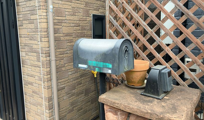敷地内に散水栓や立水栓があると便利です。水道水を直接利用できるため、水を運ぶ手間を省くことが出来ます。大量の水を必要とする洗車作業や清掃などに役立ちます。その他設備とあわせて、現地でご確認ください。　