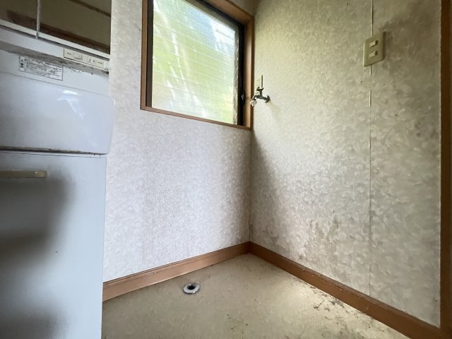 室内に洗濯機置き場がございます。勝手口も近く、お庭で洗濯物を干すことができます。