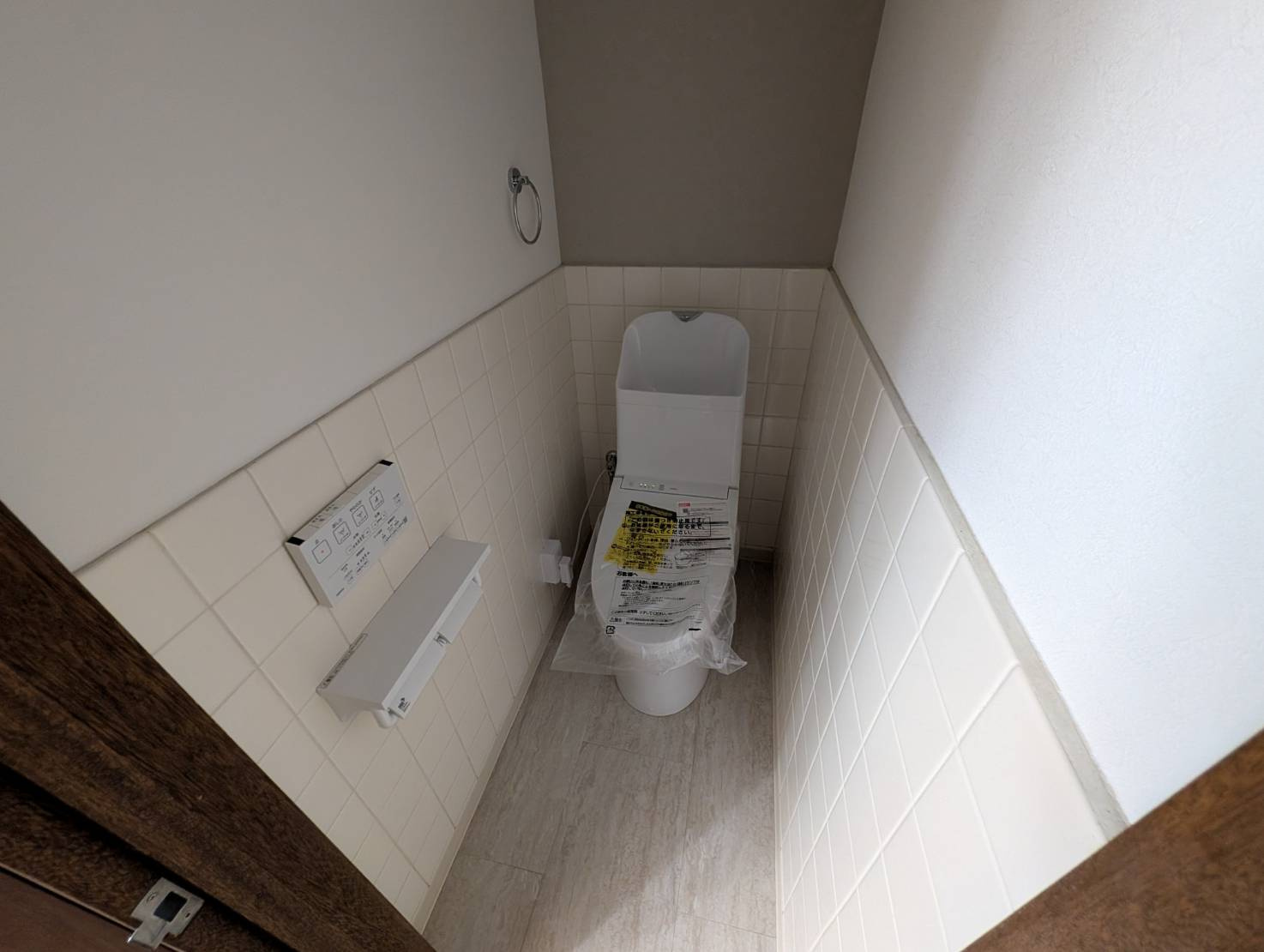 1階、2階にトイレを設置。朝の混雑時も快適に利用できます。