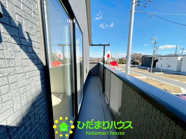 バルコニーは日当たりも良く洗濯物もすぐ乾きます。