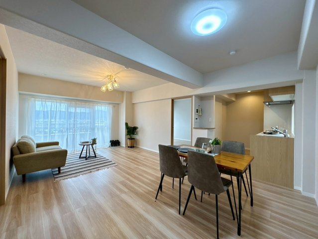ダイニング側から見渡す広々としたLDK。大きな窓から心地よい光が注ぎ、家族の会話も自然と弾みます。