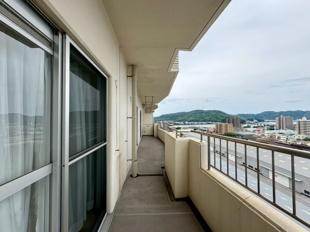 開放感溢れるワイドバルコニー。心地よい風が吹き抜け、お洗濯はもちろん、気分転換の場所にもぴったりです。