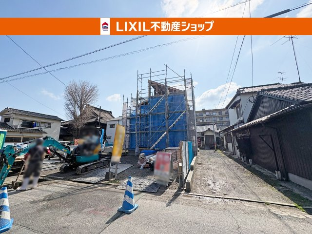 並列駐車3台可。車の出し入れがスムーズに行え、ご家族で複数台お持ちの方も大変便利です。　