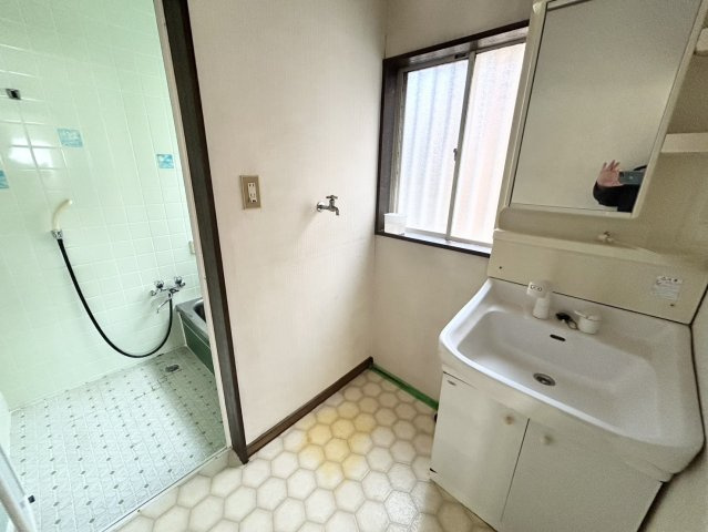 多くの戸建て住宅で見かける洗面脱衣所は、洗面台と洗濯機が2畳ほどのスペースに並べられていて、洗面所が脱衣所を兼ね備えている間取りが一般的です。お客様が利用することもある、パブリックな空間でもあります。