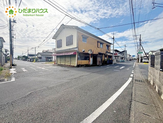周辺環境が充実しており、お買い物や公共交通機関へのアクセス良好です。