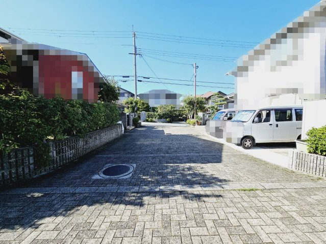 共有地。奥に建築基準法道路があります。※共有地は、建築基準法上の道路ではないこと。建築確認検査済歴があること。
