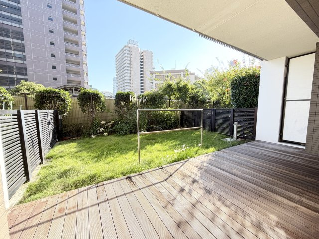 あたたかな陽光が差し込むテラス＆専用庭付き住戸。ウッドデッキスペースは室内との一体感を生み出し、日常に心地よい開放感をもたらしてくれます。