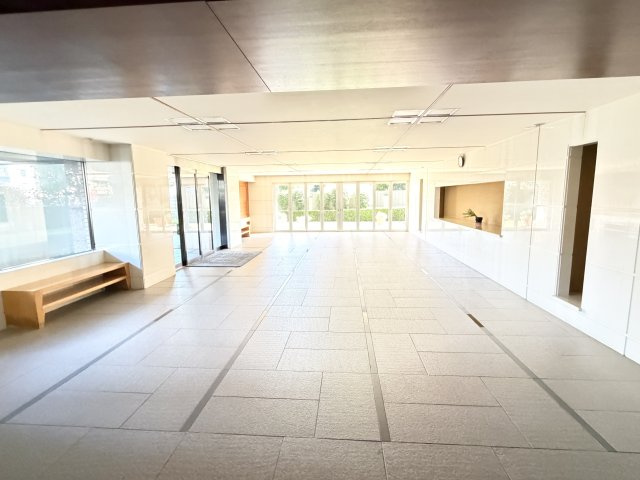 白を基調とした清潔感あふれる空間に自然光が広がるサブエントランス。奥行きのある贅沢な設計で、居住者やゲストを優しく迎え入れます。