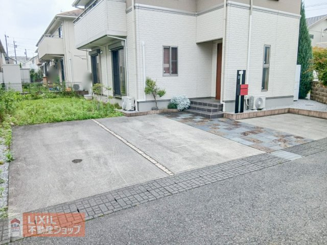 【駐車場／現地写真】駐車スペースは、並列2台　駐車可能。コンクリート仕上げで愛車に配慮。