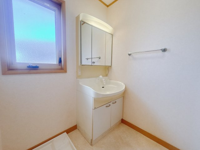 ■洗面室｜洗濯機を置いてもゆとりある広さの洗面脱衣室です♪三面鏡の洗面化粧台なので身支度もしやすくおしゃれが好きな方にも嬉しい設計です♪窓があるので換気の際も楽ちんです♪