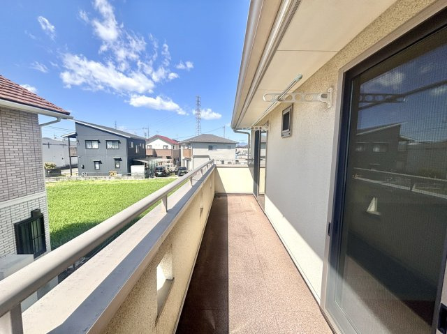 ■バルコニー｜あたたかな陽のひかりを浴びることのできるバルコニー。お洗濯物やお布団を干せば、家族みんなが気持ちよく暮らすことができます(*^^*)