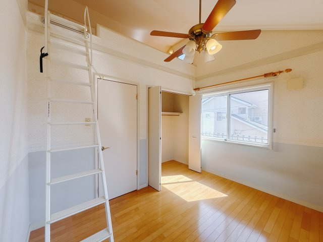 ■2階洋室｜お子様の一人部屋にピッタリな洋室。木のぬくもりを感じるフローリングは、天然木の味わいが時とともに深みを増していきます。また、傷にも強く、フリーワックスでお手入れもラクラクです♪