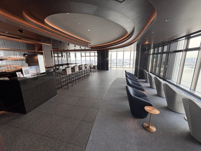 【共用施設SUN　T棟　SKY　LOUNGEURBAN】　バーを設けた48階のラウンジ