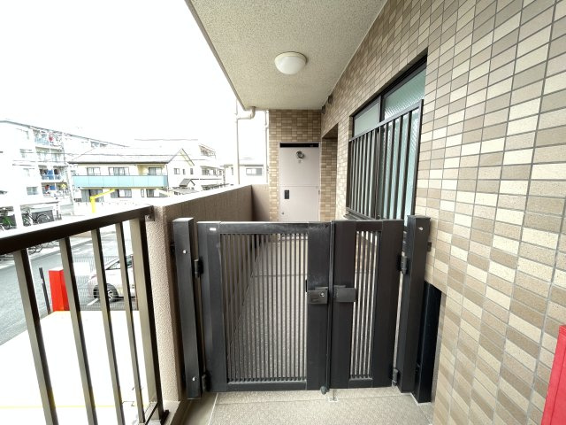 広いポーチがついた玄関。
