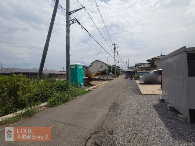 【前面道路】幅員約5mのゆとりある前面道路。車のすれ違いや車庫入れもスムーズです！