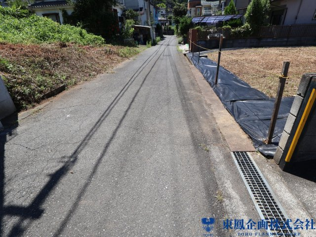 前面道路は見通しがあり、落ち着いた街並みです。