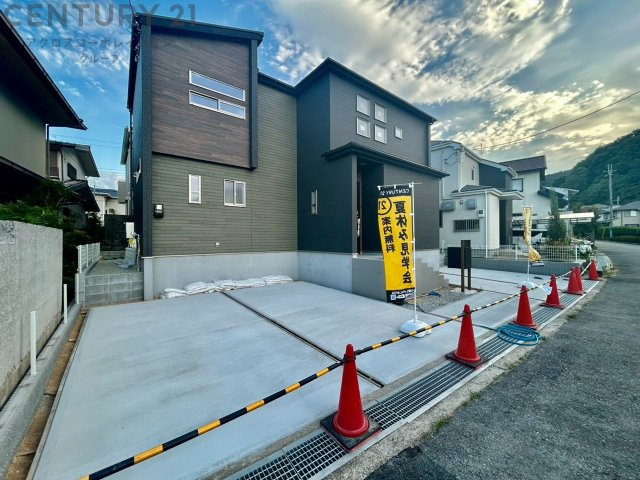 緑豊かな高台に位置する閑静な住宅街です。自然に囲まれた住環境と落ち着いた暮らしを求める方や子育てファミリー層に非常に適しています。