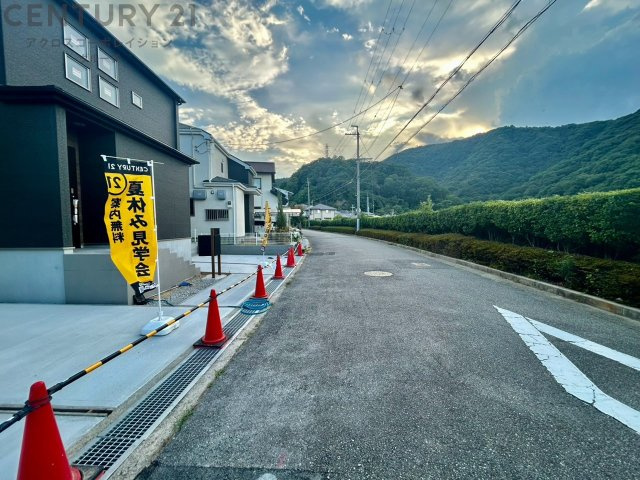 バス便（阪急バス「光が丘中」停など）を利用して最寄り駅へアクセスでき、周辺には車で気軽にアクセスできる大型ショッピングモールや飲食店も充実しています。
