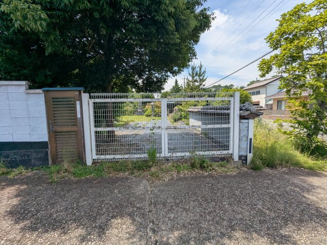 緑に囲まれた広々とした敷地！門扉付きでプライバシーや防犯面にも配慮された開放的な環境です。