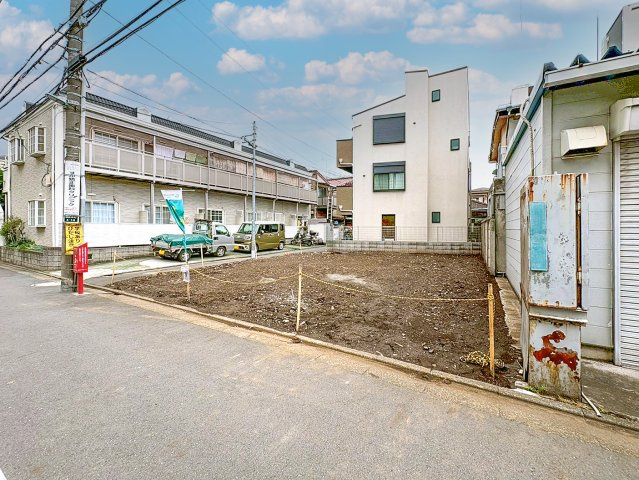販売現地写真（前面道路を含む外観）