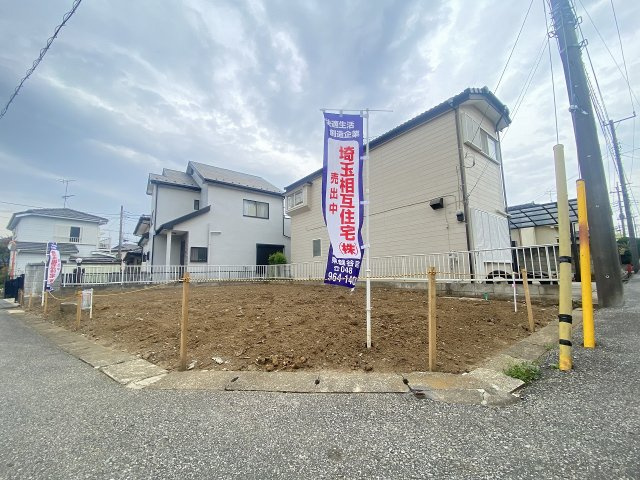 北西角地の開放感と二面道路の利便性を兼ね備えた立地。約30坪の敷地でプランニングもしやすい売地です。