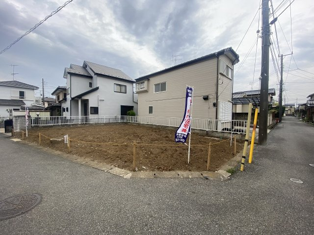 北西角地の開放感と二面道路の利便性を兼ね備えた立地。約30坪の敷地でプランニングもしやすい売地です。