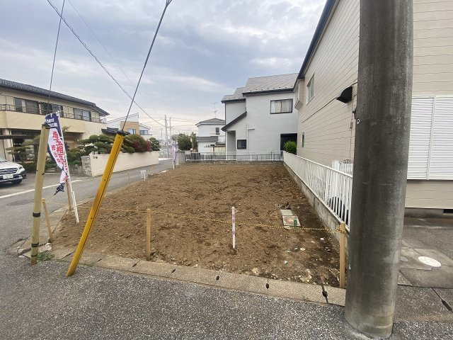 北西角地の開放感と二面道路の利便性を兼ね備えた立地。約30坪の敷地でプランニングもしやすい売地です。