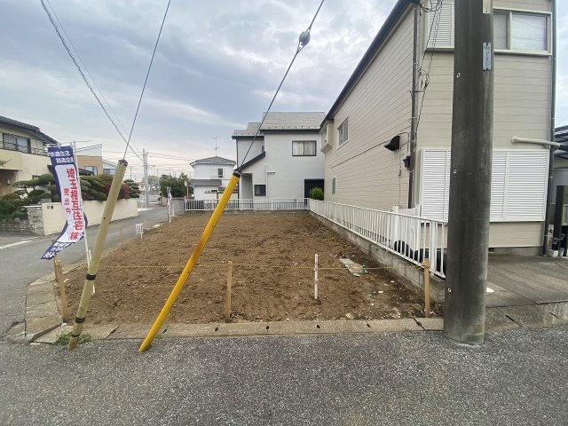北西角地の開放感と二面道路の利便性を兼ね備えた立地。約30坪の敷地でプランニングもしやすい売地です。