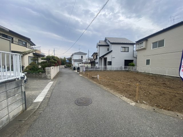北西角地の開放感と二面道路の利便性を兼ね備えた立地。約30坪の敷地でプランニングもしやすい売地です。