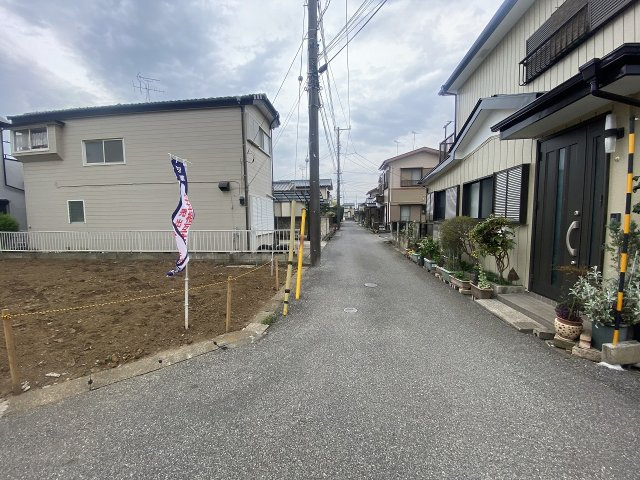 北西角地の開放感と二面道路の利便性を兼ね備えた立地。約30坪の敷地でプランニングもしやすい売地です。
