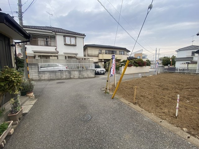 北西角地の開放感と二面道路の利便性を兼ね備えた立地。約30坪の敷地でプランニングもしやすい売地です。