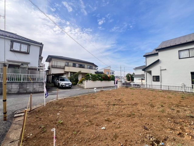 北西角地の開放感と二面道路の利便性を兼ね備えた立地。約30坪の敷地でプランニングもしやすい売地です。