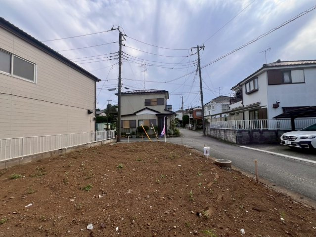 北西角地の開放感と二面道路の利便性を兼ね備えた立地。約30坪の敷地でプランニングもしやすい売地です。