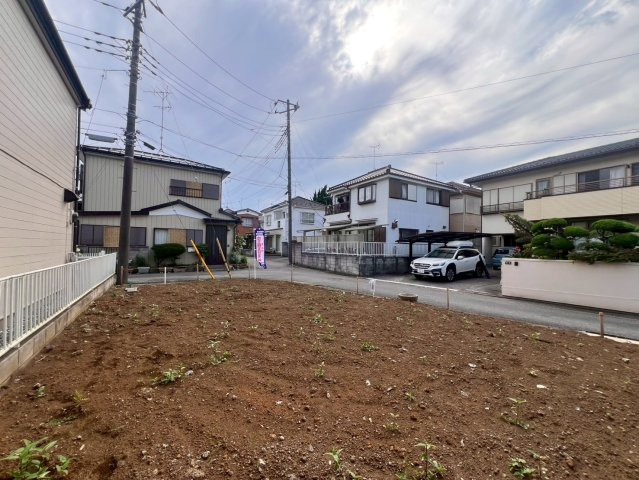 北西角地の開放感と二面道路の利便性を兼ね備えた立地。約30坪の敷地でプランニングもしやすい売地です。